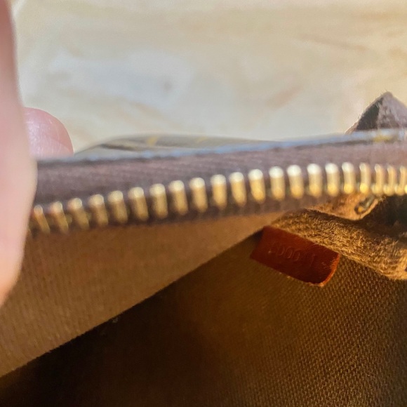 Authentic Louis Vuitton Monogram Pochette - Picture 10 of 12